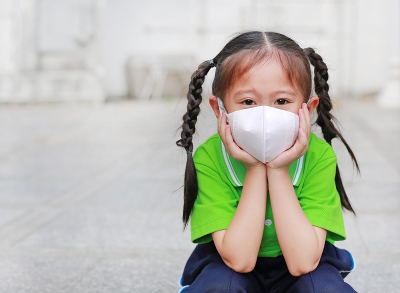 Việc đeo khẩu trang đúng cách cho trẻ cũng rất quan trọng. (Ảnh: Sưu tầm internet)