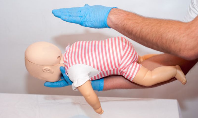 Chữa hóc cho trẻ dưới 1 tuổi. (Ảnh: Nguồn Internet)