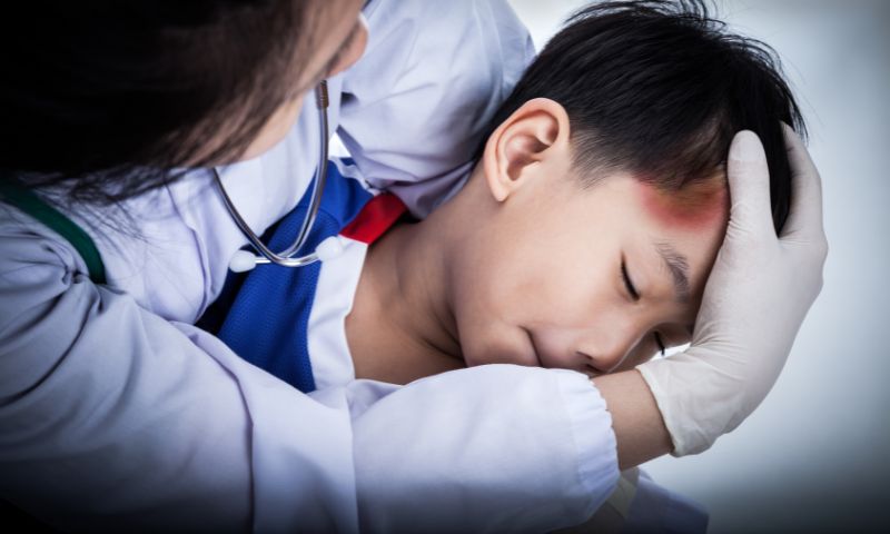 Đưa trẻ đến bệnh viện càng sớm càng tốt khi trẻ bị thương nặng. (Ảnh: Nguồn Internet)