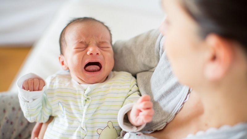 Khi trẻ khóc colic, ba mẹ hãy cố gắng vỗ về, an ủi và yêu thương bé (Ảnh: Sưu tầm internet)