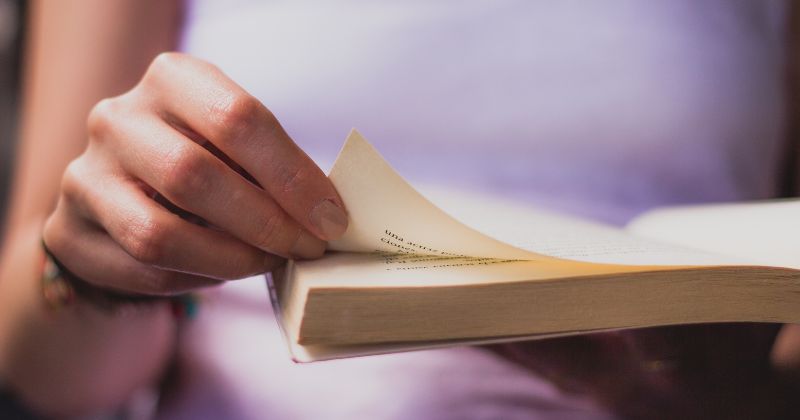 Đọc sách giúp mẹ sau sinh giải tỏa tâm lý hiệu quả (Ảnh: Sưu tầm Internet)