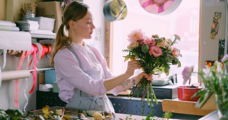 Cắm hoa giúp mẹ sau sinh có tinh thần lạc quan, thoải mái (Ảnh: Sưu tầm Internet)