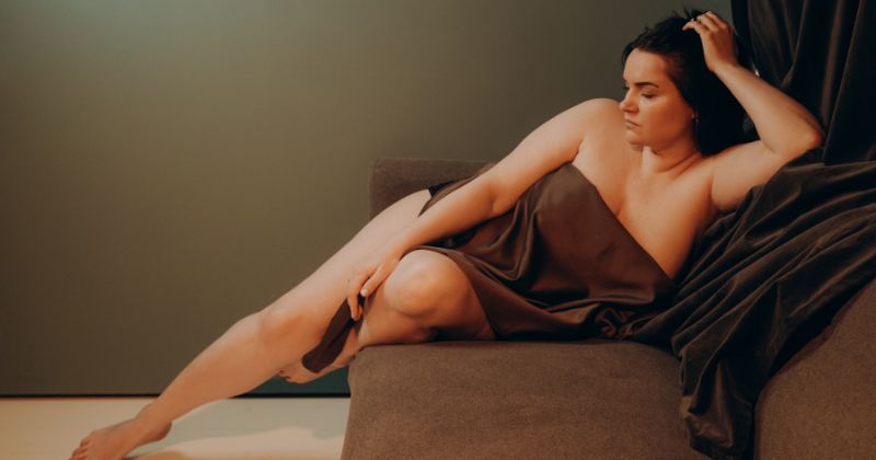 Mẹ sau sinh thường gặp vấn đề thay đổi nội tiết bên trong (Ảnh: Sưu tầm Internet)