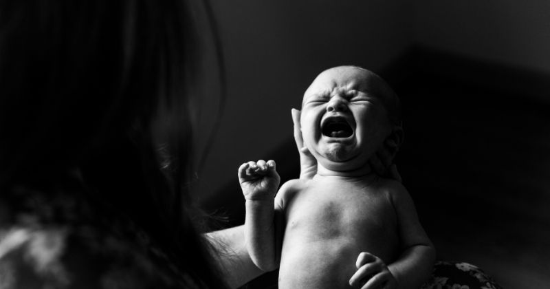 Sốc tâm lý sau khi sinh con đầu lòng khiến mẹ thường xuyên khóc