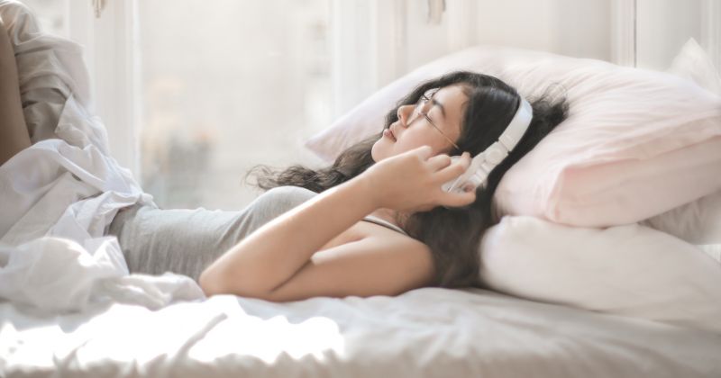 Mẹ sau sinh nghe nhạc sẽ giúp xả stress hữu hiệu (Ảnh: Sưu tầm Internet)