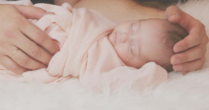 Mẹ sau sinh hay khóc ảnh hưởng đến bé (Ảnh: Sưu tầm Internet)