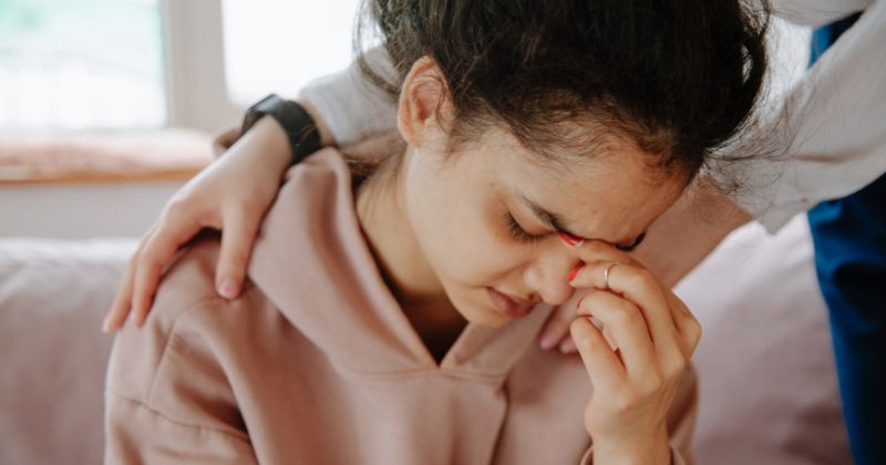 Mẹ sau sinh hay khóc gây ảnh hưởng đến sức khỏe của mình