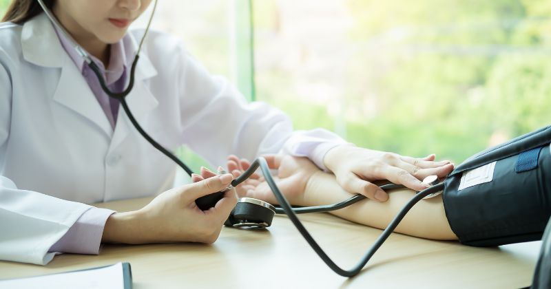 Tư vấn, thăm khám bác sĩ là cách điều trị tâm lý sau sinh hữu hiệu (Ảnh: Sưu tầm Internet)