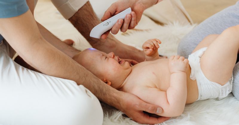 Con ốm là một trong những lý do khiến mẹ bị khủng hoảng sau sinh (Ảnh: Sưu tầm Internet)