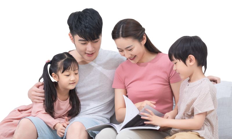 Cùng con đọc sách, xem tranh. (Ảnh: Nguồn Internet)