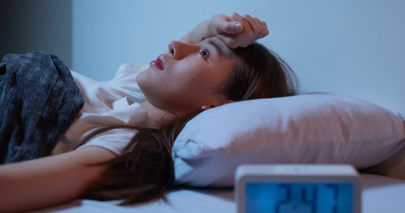 Nằm một chỗ quá lâu sau sinh làm giảm quá trình lưu thông máu (Ảnh: Sưu tầm Internet)