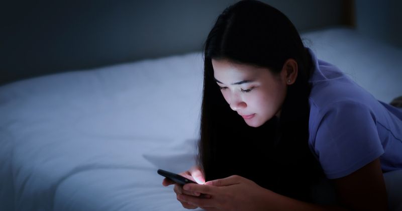 Hạn chế dùng điện thoại giúp bảo vệ sức khỏe mắt (Ảnh: Sưu tầm Internet)