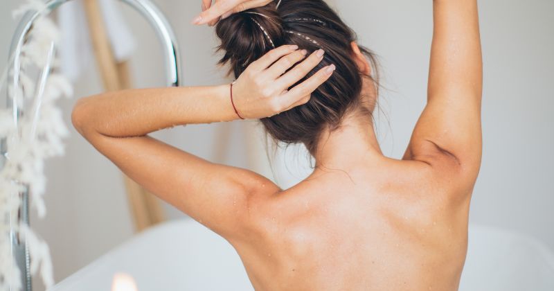 Mẹ sau sinh tuyệt đối không tắm nước lạnh trong 3 tháng đầu (Ảnh: Sưu tầm Internet)