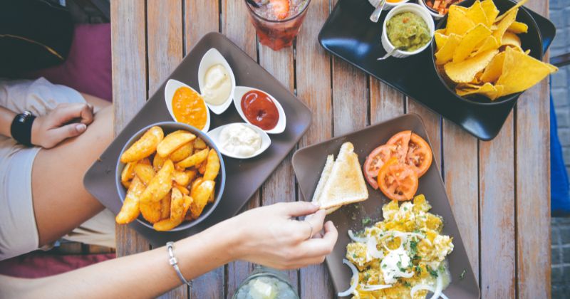 Đồ tanh và dầu mỡ sẽ khiến mẹ dễ bị đầy bụng, khó tiêu (Ảnh: Sưu tầm Internet)