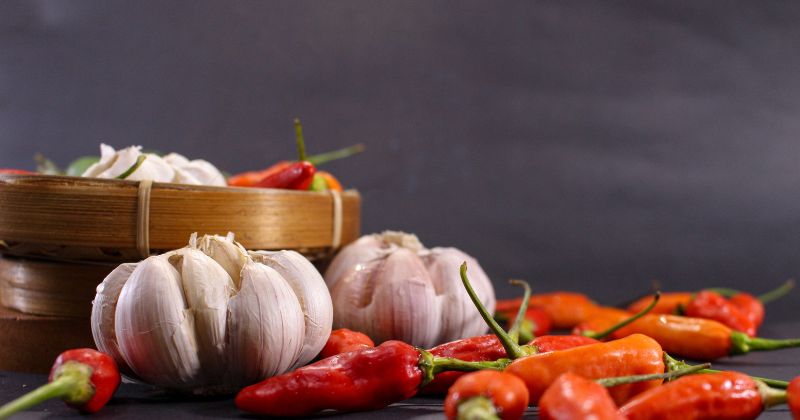 Ăn đồ cay nóng sẽ khiến bé bị nổi rôm, sảy (Ảnh: Sưu tầm Internet)