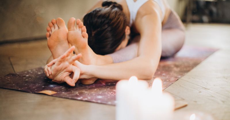 Mẹ nên tập yoga, đi bộ nhẹ nhàng trong thời gian ở cữ sau sinh (Ảnh: Sưu tầm Internet)