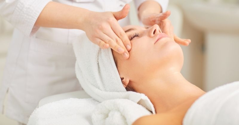 Massage vùng da mặt và cổ giúp mẹ trẻ lâu hơn (Ảnh: Sưu tầm Internet)