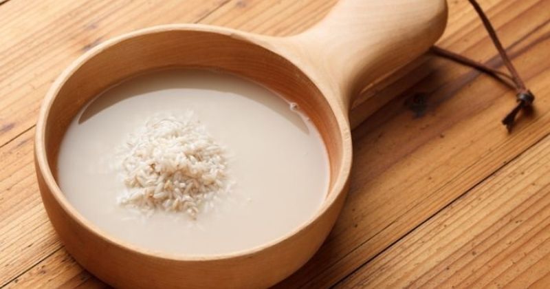 Rửa mặt bằng nước vo gạo làm trắng sáng làn da (Ảnh: Sưu tầm Internet)