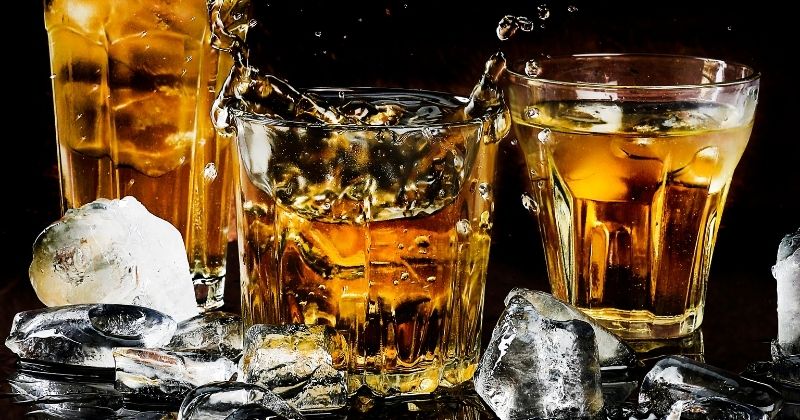 Không nên ăn, uống thực phẩm có chứa chất kích thích (Ảnh: Sưu tầm Internet)