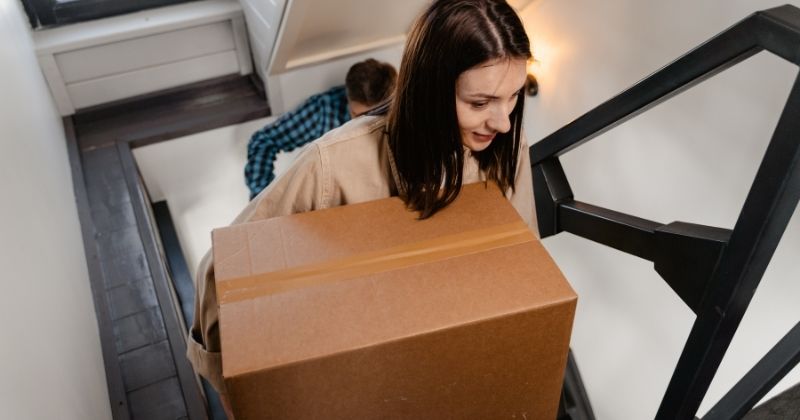 Mang vác vật nặng sẽ làm ảnh hưởng đến sức khỏe xương chậu (Ảnh: Sưu tầm Internet)