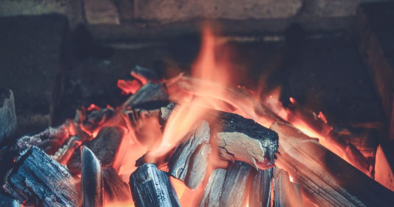 Không dùng than sưởi ấm khi ở cữ vào mùa đông (Nguồn: Sưu tầm Internet)