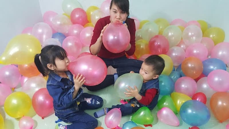 Trò chơi Ai thổi nhiều bóng hơn? (Ảnh: Internet)