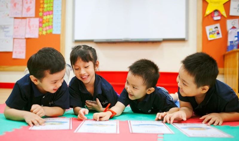 Rèn luyện kỹ năng giao tiếp nhóm cho bé mầm non. (Ảnh: Internet)