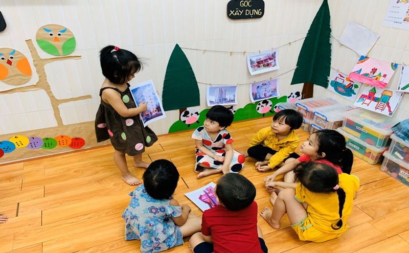 Dạy trẻ biết cách lắng nghe người khác. (Ảnh: Internet)