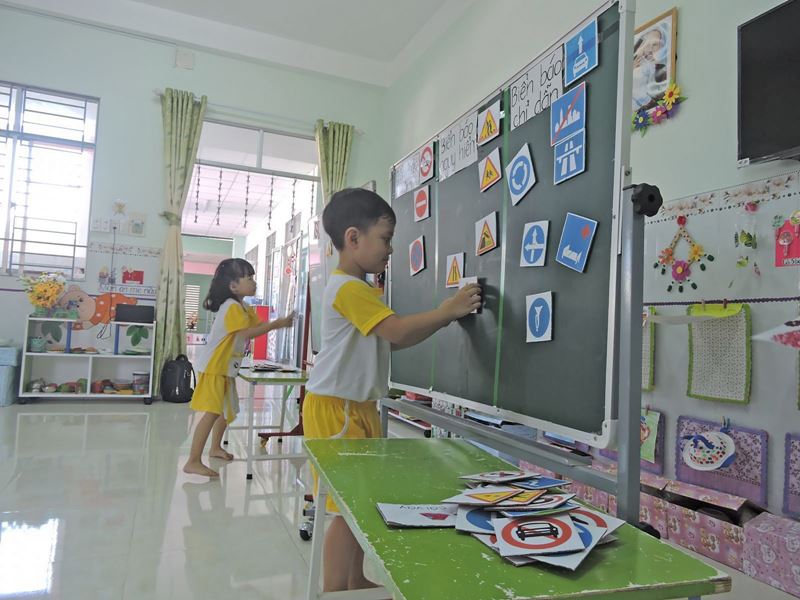 Trò chơi an toàn giao thông tại trường. (Ảnh: Internet)