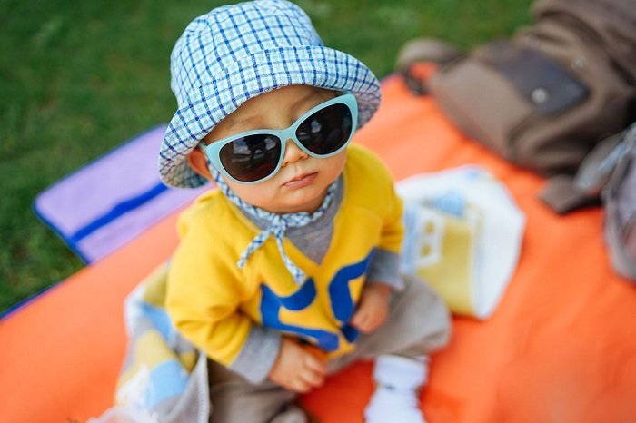 Dạy con đi ra ngoài trời nắng phải đeo kính râm để bảo vệ đôi mắt. (Ảnh: Sưu tầm internet)