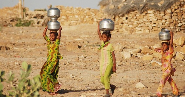 Cho con xem những thước phim tư liệu về giá trị nguồn nước. (Ảnh: Sưu tầm internet)