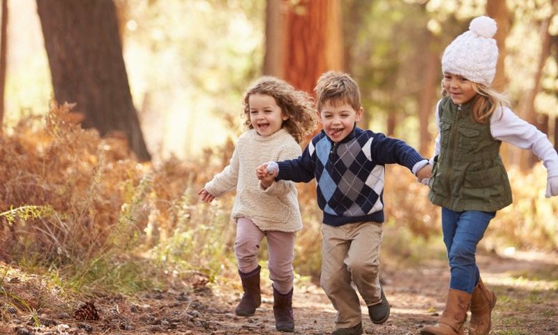 Dạy bé ghi nhớ số điện thoại của bố mẹ để phòng tránh lạc đường. (Ảnh: Nguồn Internet)