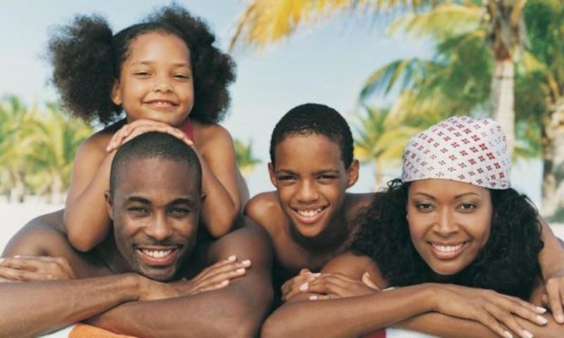 Phòng chống xâm hại cho trẻ bằng cách dạy trẻ mặc đồ lót, không cho người khác đụng chạm chỗ nhạy cảm. (Ảnh: Nguồn Internet)