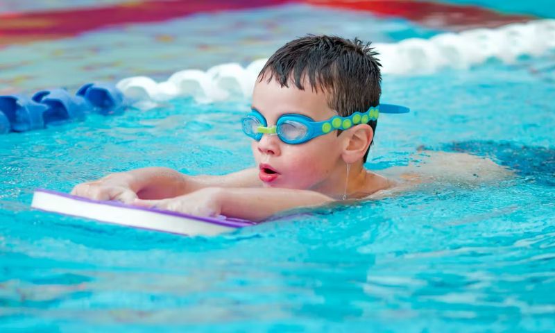 Các khóa học bơi lội vô cùng hữu ích cho trẻ. (Ảnh: Nguồn Internet)