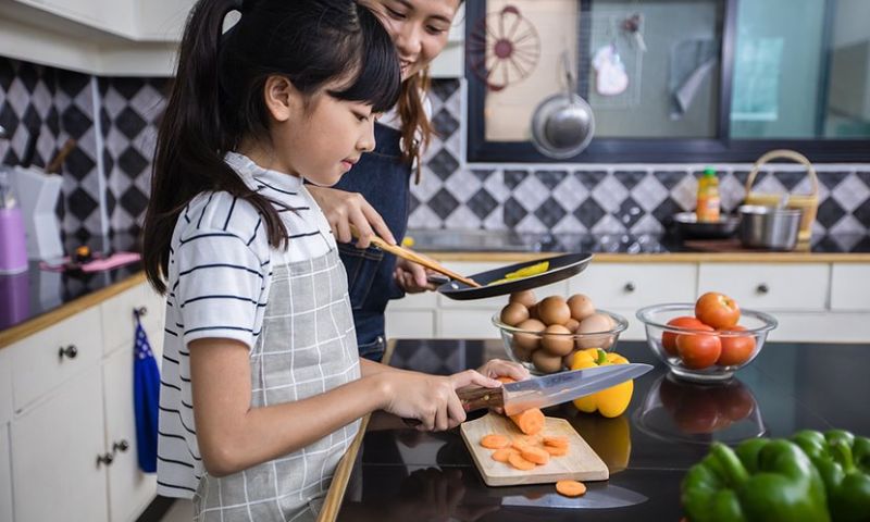 Dạy con nấu nướng để con có thể nấu được một số món ăn cơ bản. (Ảnh: Nguồn Internet)