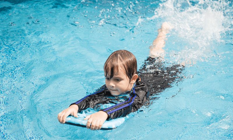 Kỹ năng bơi lội vô cùng cần thiết cho trẻ giúp phòng chống nguy cơ bị đuối nước. (Ảnh: Nguồn Internet)