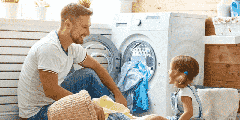 Những kỹ năng sống cho trẻ 12 tuổi hữu ích - Dạy cho trẻ tự giặt đồ (Nguồn: Sưu tầm internet) 