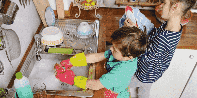 Dạy trẻ làm việc nhà từ sớm giúp trẻ phát triển toàn diện (Nguồn: Sưu tầm internet)