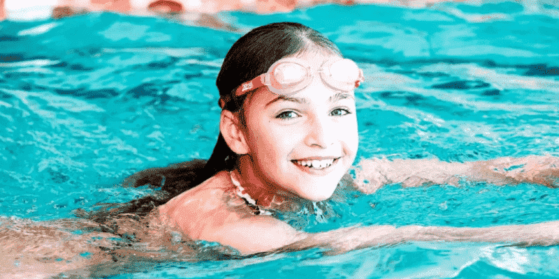 Dạy trẻ biết bơi nhằm phòng chống đuối nước (Nguồn: Sưu tầm Internet)