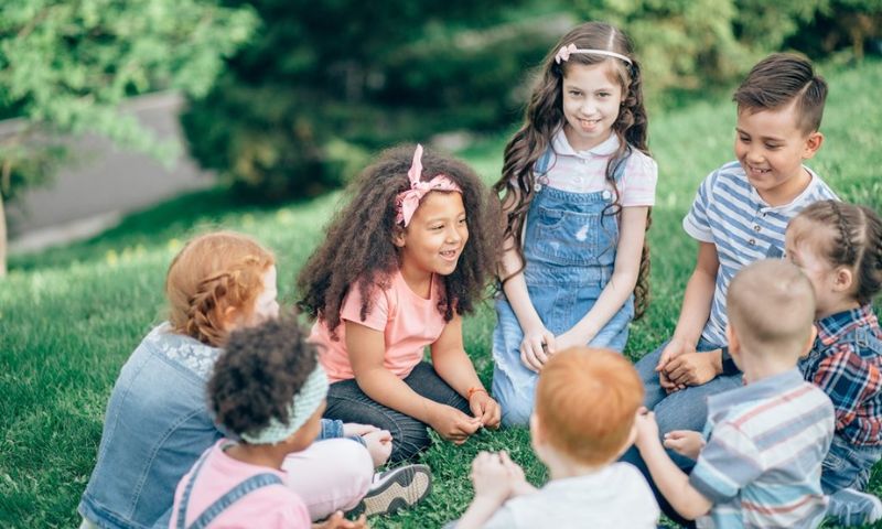 Kỹ năng giao tiếp là yếu tố quan trọng hàng đầu giúp bé có cách ứng xử phù hợp. (Ảnh: Nguồn Internet)
