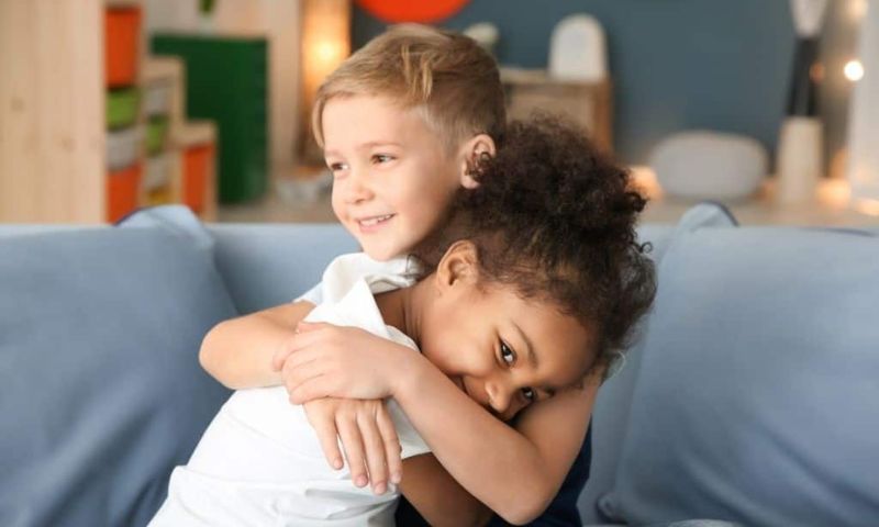 Bé cần biết xin lỗi và cảm ơn người khác. (Ảnh: Nguồn Internet)