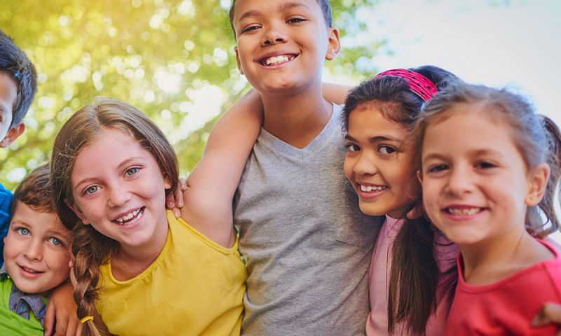 Hãy dạy bé dù ở bất kỳ trường hợp nào cũng cần có thái độ tôn trọng người khác. (Ảnh: Nguồn Internet)