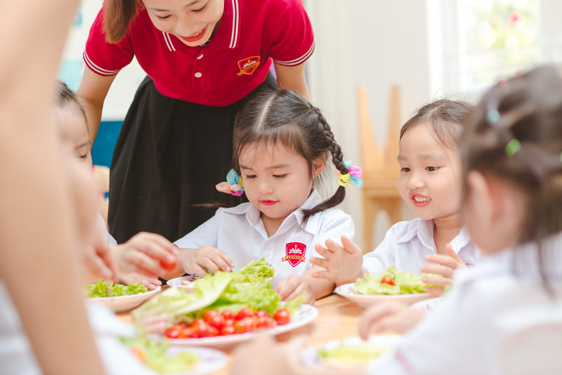 Ba mẹ có thể dạy bé nấu những món đơn giản. (Ảnh: Sưu tầm internet)