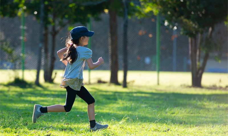 Chạy thật nhanh lại chỗ đông người. (Ảnh: Nguồn Internet)