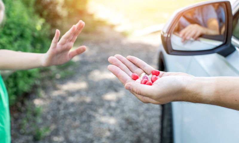 Dạy trẻ không nhận quà, đồ chơi từ người lạ. (Ảnh: Nguồn Internet)