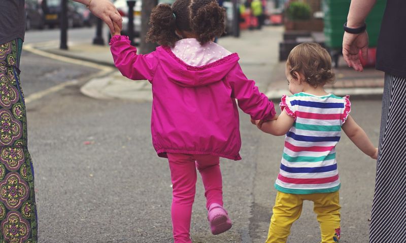 Chỉ đường cho bé để bé ghi nhớ. (Ảnh: Nguồn Internet)