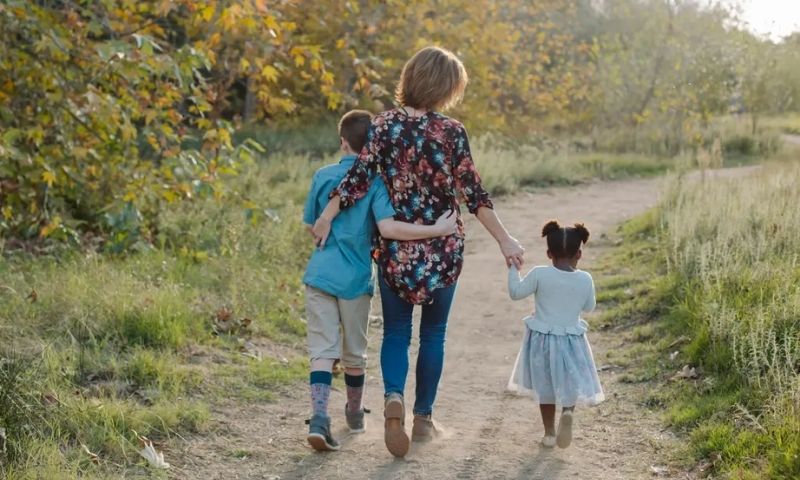 Gần gũi với thiên nhiên giúp con yêu cuộc sống hơn. (Ảnh: Sưu tầm Internert)