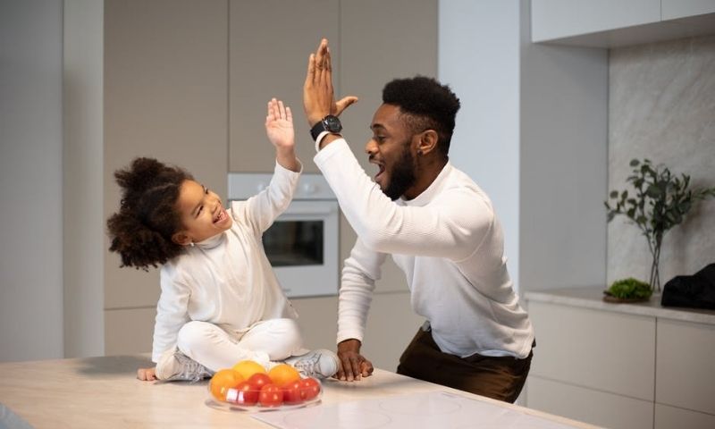 Cùng con vừa học vừa chơi cũng là một cách dạy cực tốt. (Ảnh: Sưu tầm Internet)