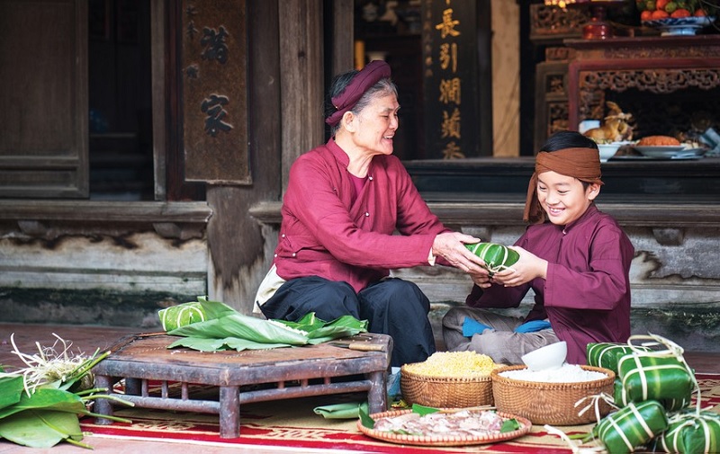 Nên cho trẻ tham gia các hoạt động ngày Tết cùng gia đình. (Ảnh: Sưu tầm internet)