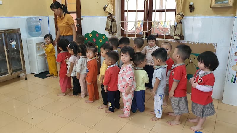 Xếp hàng giúp con học tính kiên nhẫn. (Ảnh: Internet)